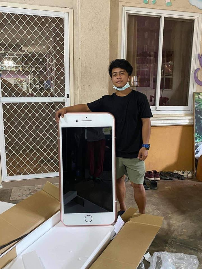 Chiếc iPhone 'siêu to khổng lồ' mà anh chàng nhận được. (Ảnh: Oriental Daily)