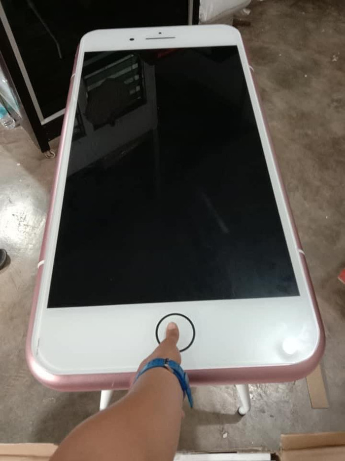 Nút Home của 'chiếc iPhone' còn to hơn cả bàn tay của anh chàng. (Ảnh: Oriental Daily)