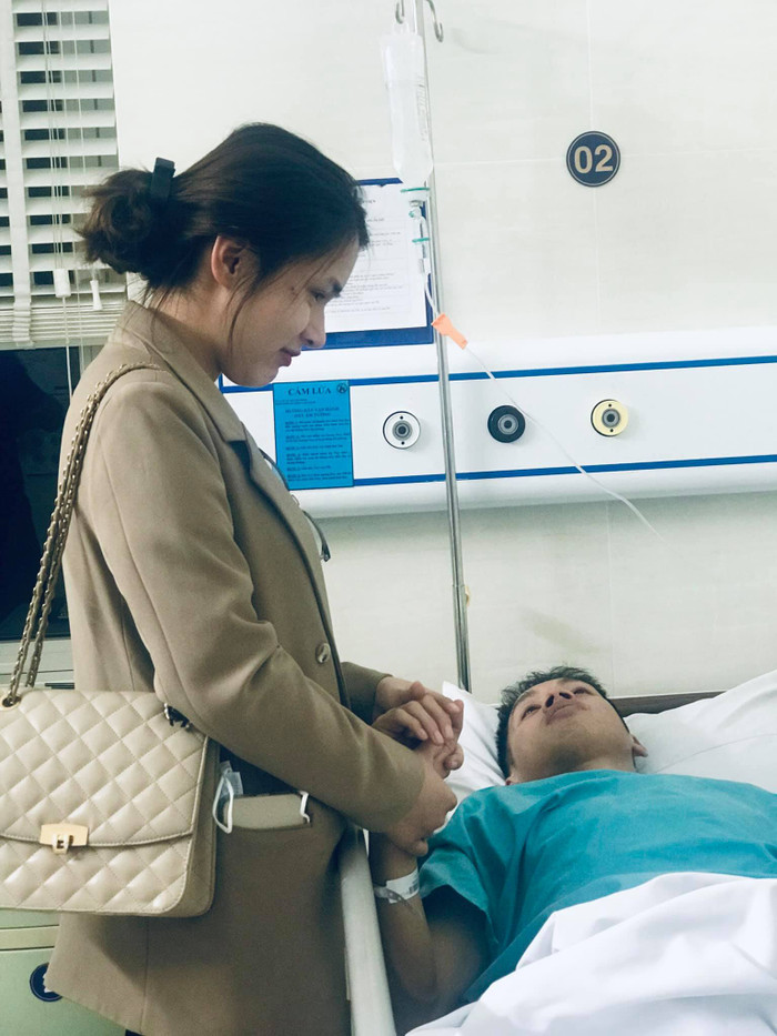 Mộc Trinh gượng cười động viên Hùng Dũng bị gãy chân. Ảnh: Đại Cán/On Sports