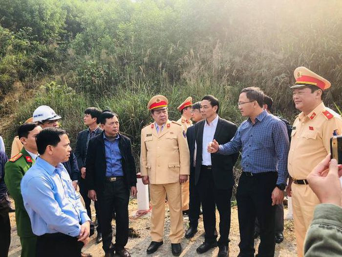 Ông Khuất Việt Hùng cùng đoàn công tác tại hiện trường vụ tai nạn. Ảnh: Giadinh.net