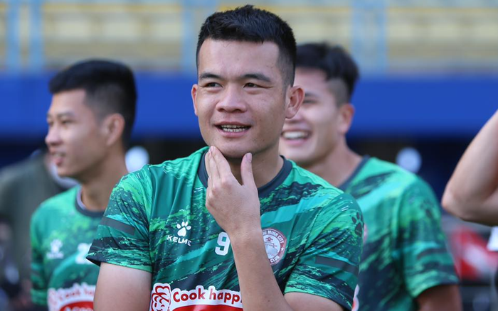 Tác giả đá Hùng Dũng gãy chân: 'Mắng chửi, phạt gì tôi cũng chịu' Ảnh 2