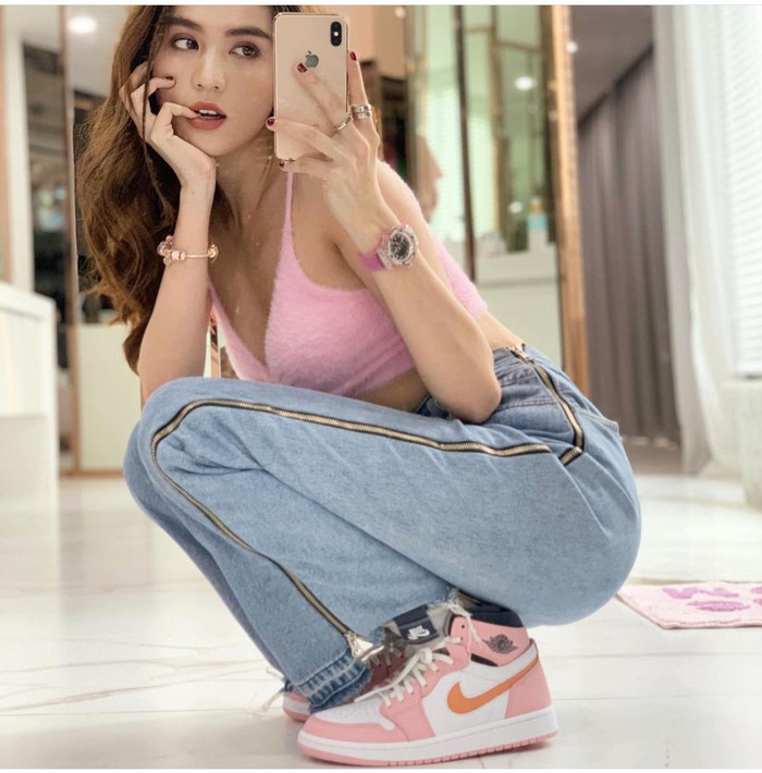 Người đẹp chọn tông màu hồng làm chủ đạo để phối với quần jeans 