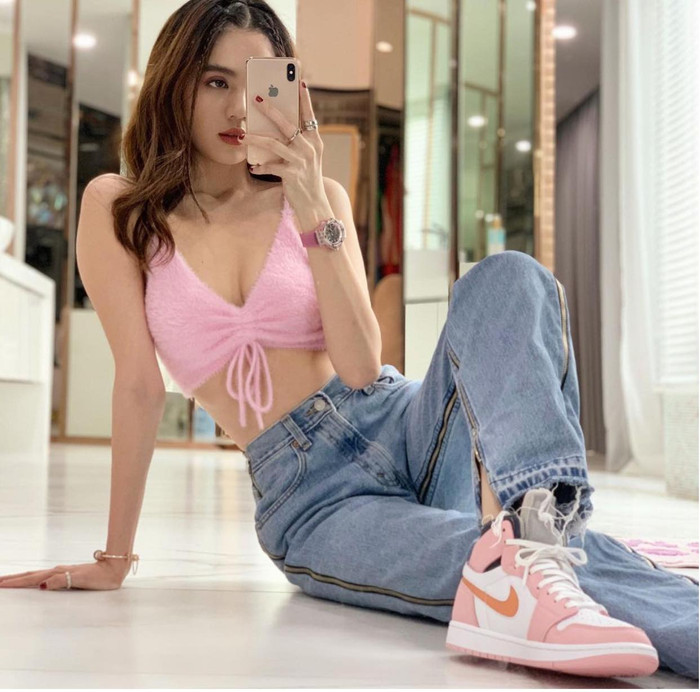 Mỹ nhân gốc Trà Vinh mặc áo rút dây hồng croptop mix cùng jeans và giày NIKE 