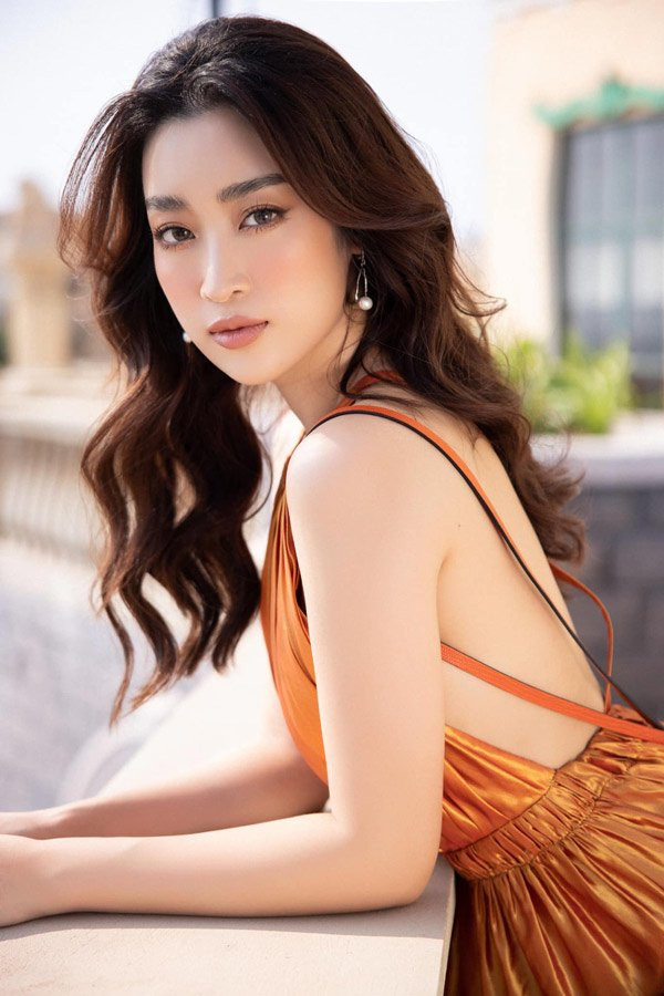 Bộ cánh tôn được làn da trắng sứ, gương mặt thanh tao của người đẹp họ Đỗ. 