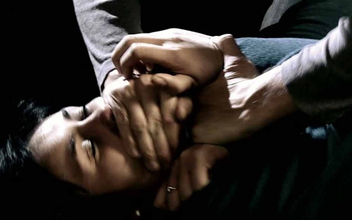 Dừng xe vì hết xăng, người phụ nữ bị 2 gã đàn ông cưỡng bức ngay trước mặt các con Ảnh 2