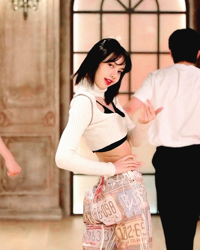 Lisa mặc set đồ này khi đang thị phạm cho các thí sinh Thanh Xuân Có Bạn phần 3 và thu hút sự chú ý của các tín đồ 