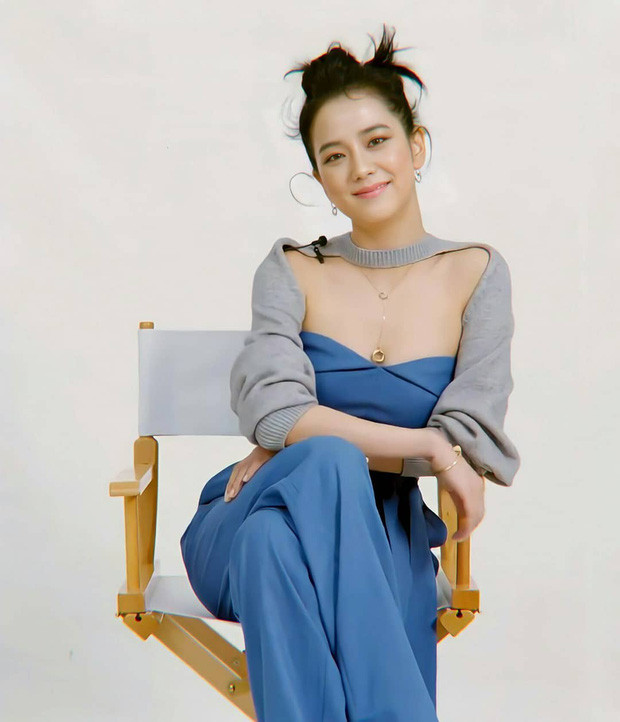 Chị cả Jisoo Black Pink cũng từng chọn kiểu áo len rách toang phần ngực mix cùng jumpsuit cúp ngực khi có một cuộc phỏng vấn cách đây vài tháng trước 