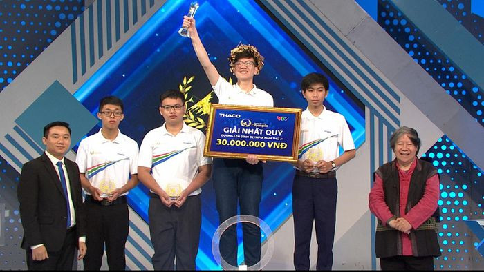 Nam sinh của trường THPT Chuyên Ngoại ngữ xuất sắc mang cấu truyền hình trực tiếp về với ngôi trường của mình sau 17 năm chờ đợi