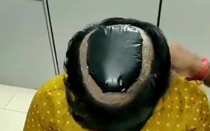 Clip kẻ buôn lậu giấu vàng và tiền dưới tóc giả một cách tinh vi Ảnh 2