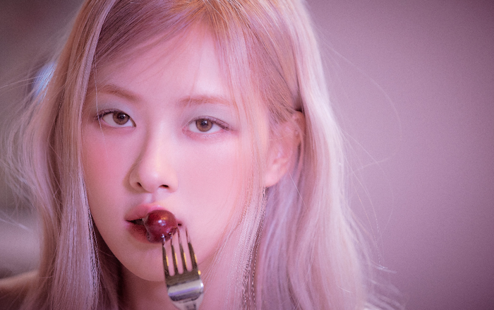 Rosé (BlackPink) chiêu đãi fan loạt ảnh hậu trường mới tinh: Chụp vội mà nhan sắc vẫn đỉnh Ảnh 2