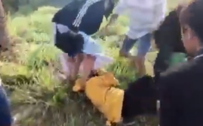 Clip: Cô gái nghi đang mang thai bị nhóm người đánh hội đồng dã man Ảnh 2