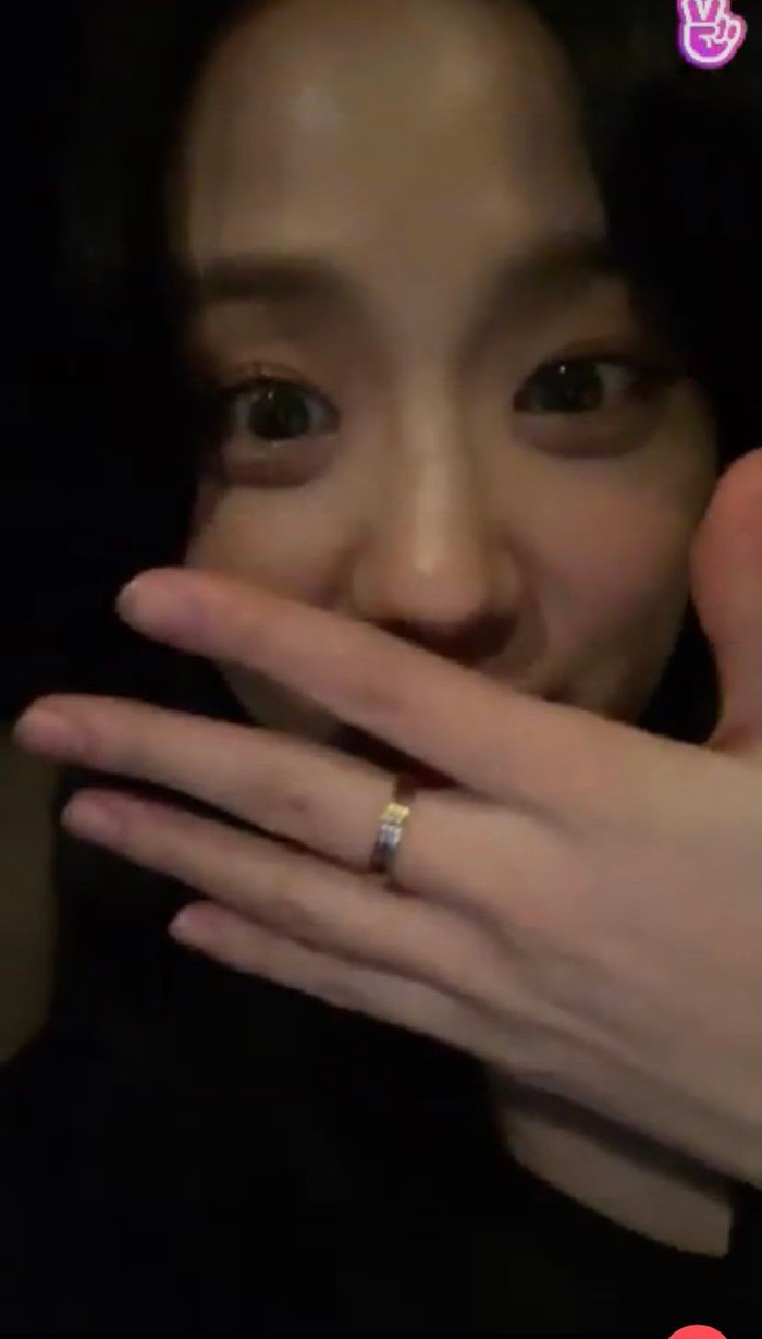 Jisoo (BLACKPINK) khoe nhẫn cực đắt đỏ, netizen dậy sóng vì người tặng Ảnh 2