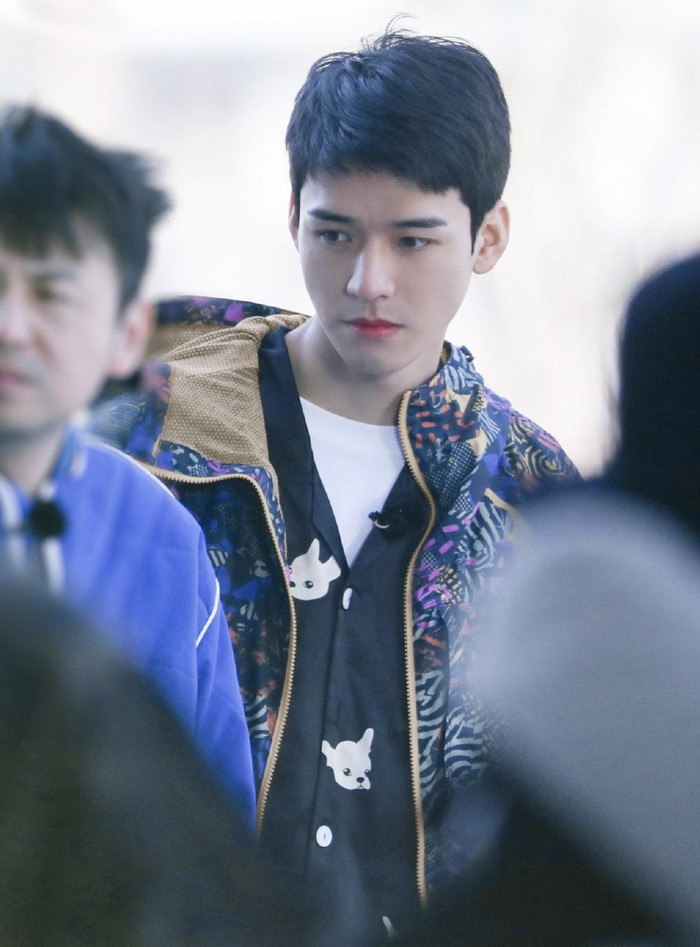 Gương mặt mới thức dậy của Cung Tuấn đã gây nhiều chú ý 