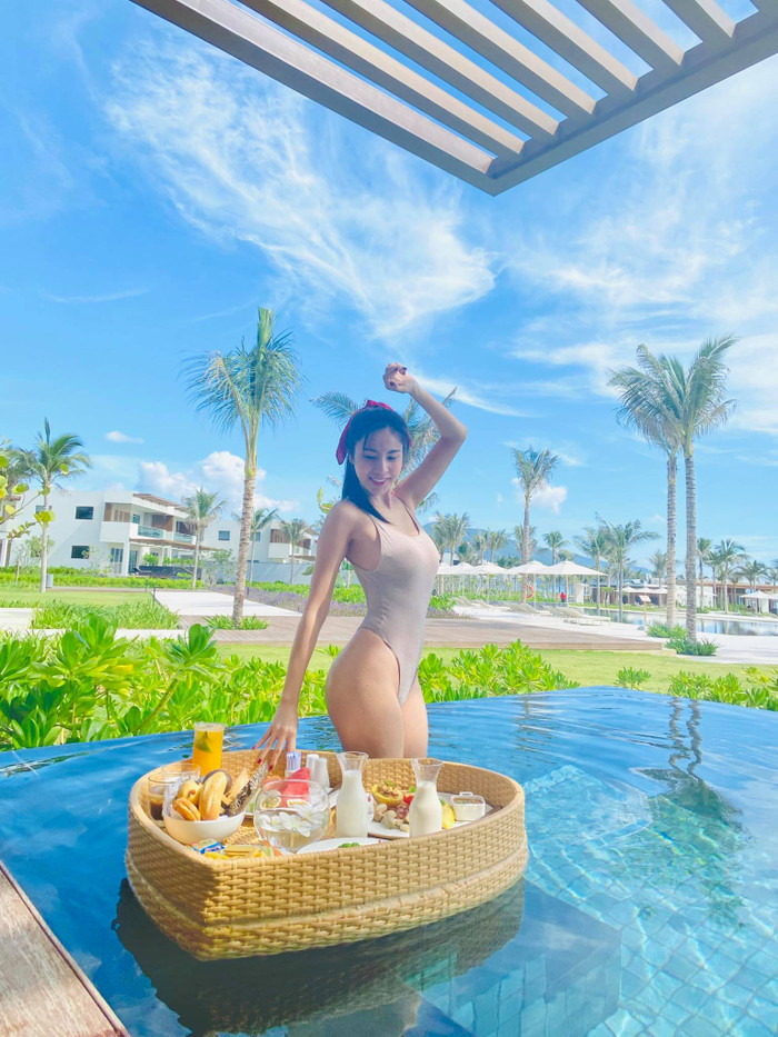 Có được lợi thế hình thể mà ai cũng ao ước nên Thủy Tiên cũng không ngại diện bikini khoe body 'chuẩn xịn' hút mắt của mình