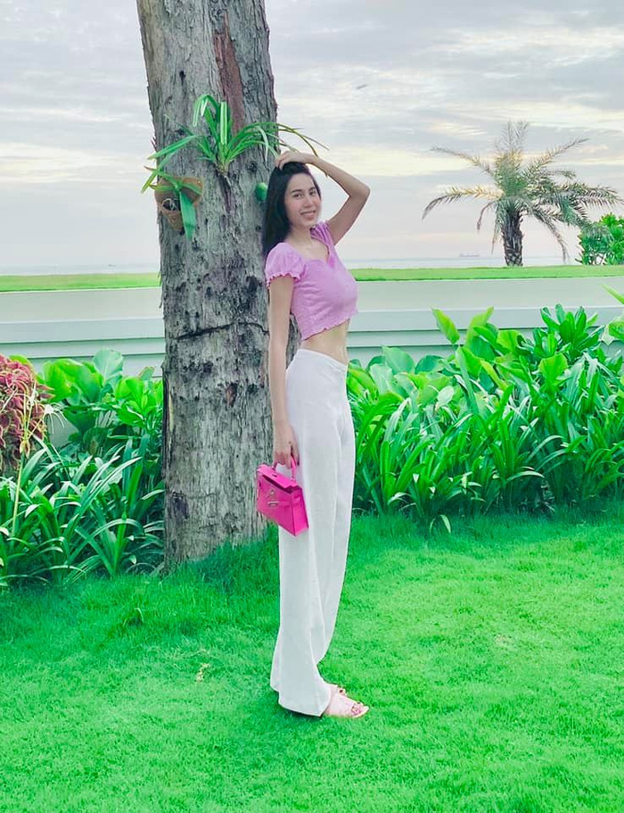 Nữ ca sĩ thường xuyên nhận được vô số lời khen từ bạn bè, người hâm mộ về vóc dáng nóng bỏng, nuột nà đúng chuẩn 'gái một con trông mòn con mắt'.