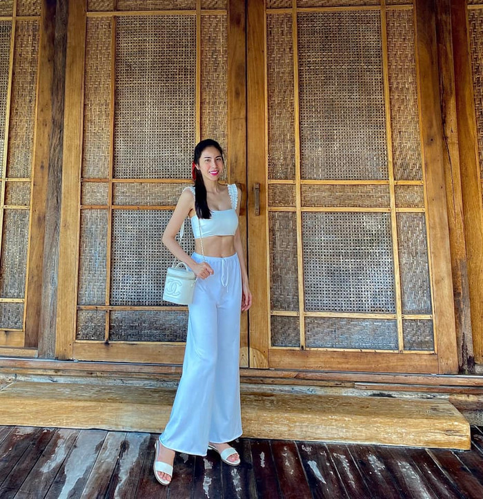 Thủy Tiên khiến khối chị em ghen tị khi không cần tập luyện mà vẫn có cơ bụng cực săn chắc