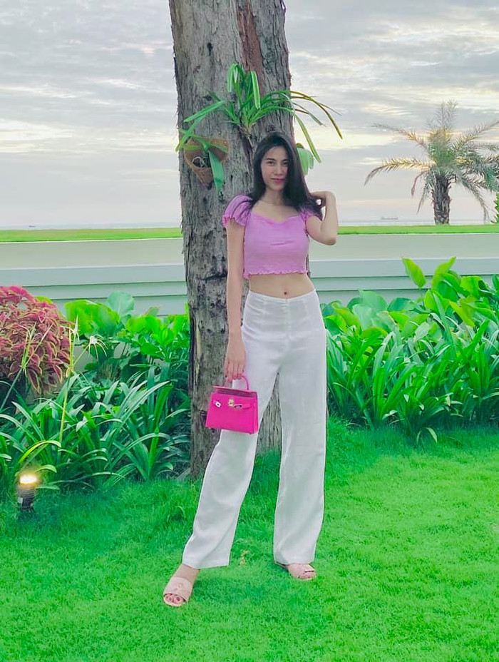 Tận dụng lợi thế ngoại hình nên Thủy Tiên thường diện những bộ trang phục gợi cảm để có thể tôn lên vóc dáng nóng bỏng của mình