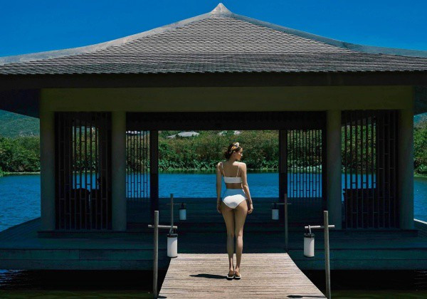 Thiết kế cạp cao hack dáng, tông phần mông và giúp đôi chân trông dài ra miên man. 