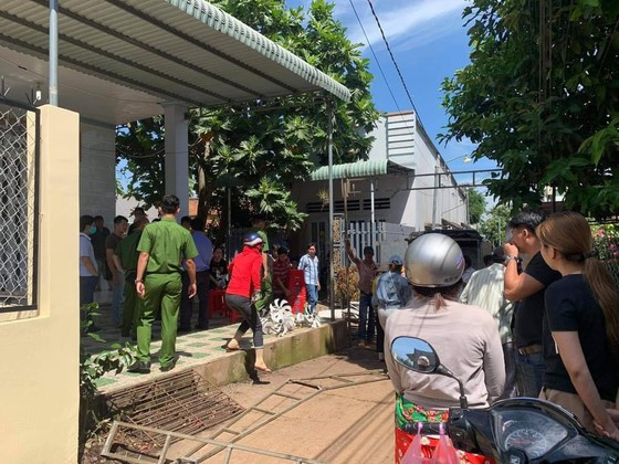 Nhiều người dân có mặt tại hiện trường.