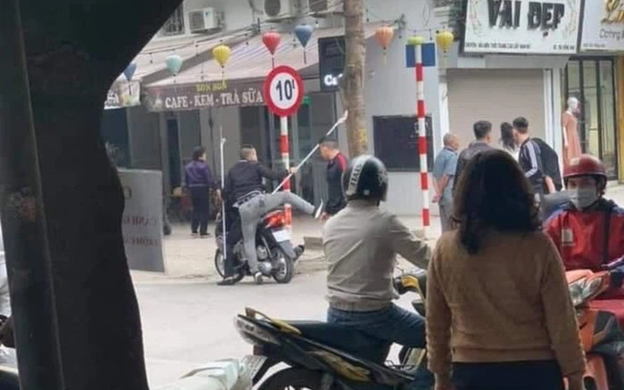 Hà Nội: 2 cô gái đánh nhau, nhóm thanh niên cầm “dao phóng lợn” đến tiếp viện khiến cả khu phố náo loạn Ảnh 2
