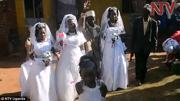 Người đàn ông lấy 3 vợ cùng lúc, dân trong vùng đổ xô đi xem thì bị sốc khi biết quan hệ giữa các cô vợ Ảnh 6