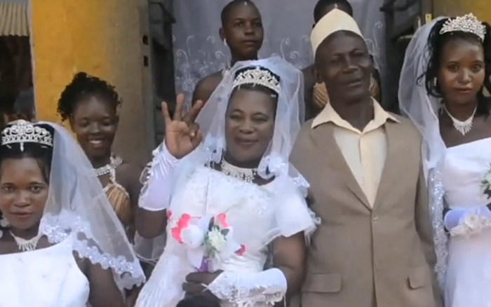 Người đàn ông lấy 3 vợ cùng lúc, dân trong vùng đổ xô đi xem thì bị sốc khi biết quan hệ giữa các cô vợ Ảnh 2