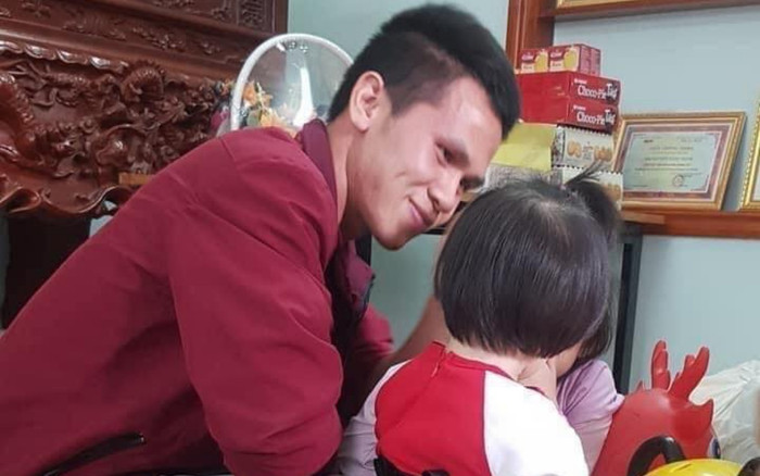 Người hùng cứu mạng bé gái 3 tuổi rơi từ tầng 12 chung cư xuống: 'Tôi đã nhận cháu làm con nuôi' Ảnh 2