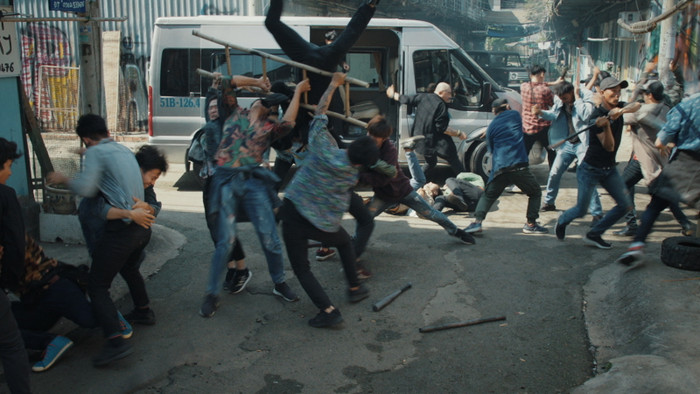 'Chìa khóa trăm tỷ': Kiều Minh Tuấn mặt ngầu 1 mình chống lại 10 người, Thu Trang hỏi: 'Võ sĩ thiệt?' Ảnh 8