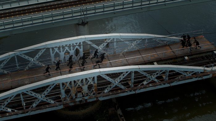 'Chìa khóa trăm tỷ': Kiều Minh Tuấn mặt ngầu 1 mình chống lại 10 người, Thu Trang hỏi: 'Võ sĩ thiệt?' Ảnh 6