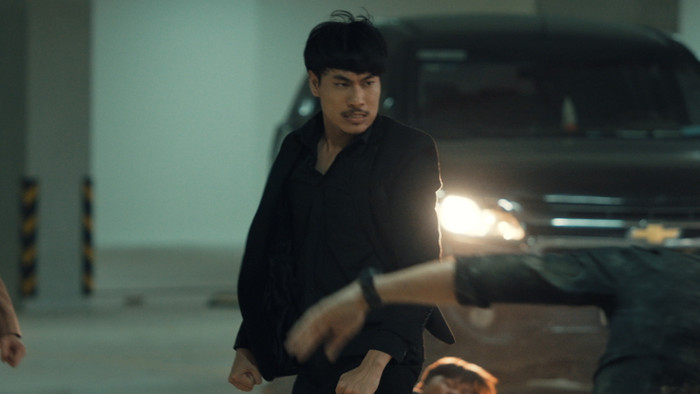 'Chìa khóa trăm tỷ': Kiều Minh Tuấn mặt ngầu 1 mình chống lại 10 người, Thu Trang hỏi: 'Võ sĩ thiệt?' Ảnh 15