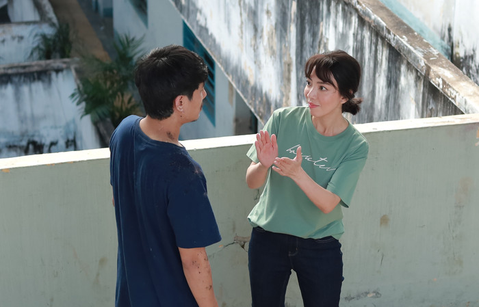 'Chìa khóa trăm tỷ': Kiều Minh Tuấn mặt ngầu 1 mình chống lại 10 người, Thu Trang hỏi: 'Võ sĩ thiệt?' Ảnh 10