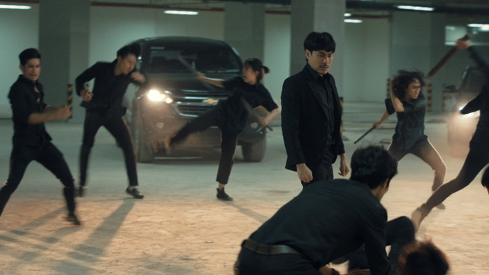 'Chìa khóa trăm tỷ': Kiều Minh Tuấn mặt ngầu 1 mình chống lại 10 người, Thu Trang hỏi: 'Võ sĩ thiệt?' Ảnh 14