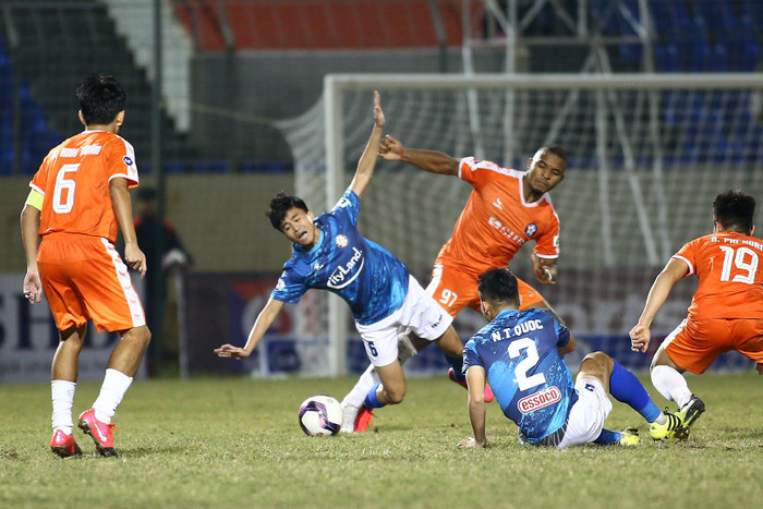 Nếu Ban kỷ luật VFF có một án phạt nguội nghiêm khắc với Võ Ngọc Toàn - cầu thủ phi cả hai chân từ phía sau đạp Phan Thanh Hậu, có thể không xuất hiện câu chuyện Hùng Dũng bị gãy chân ở vòng 5. Ảnh; CLB TPHCM