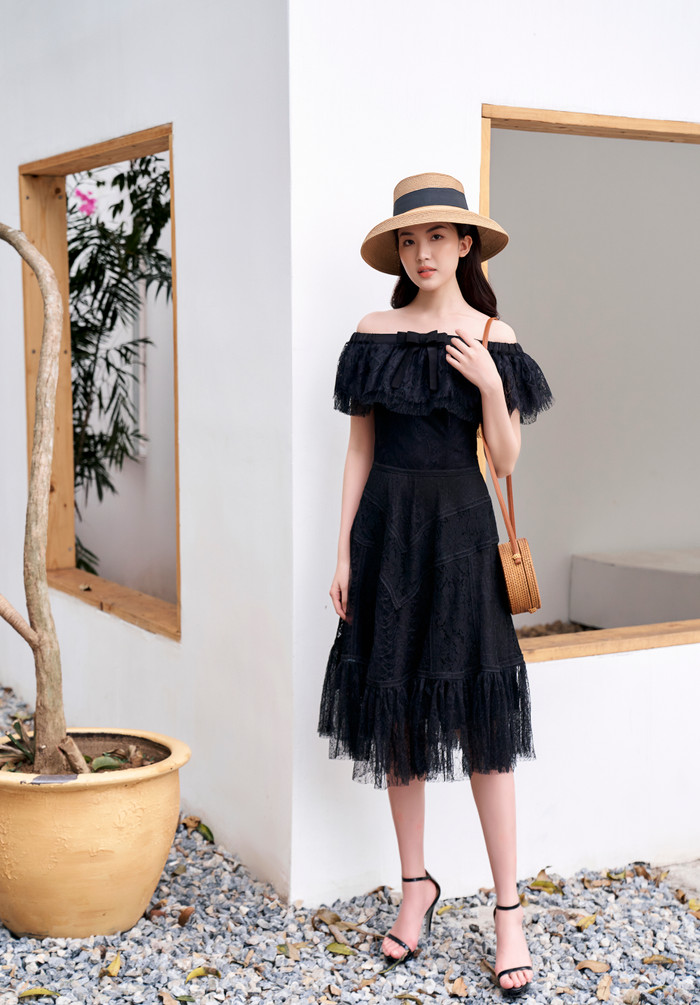 Bên cạnh đó, nếu bạn có chuyến đi biển thì diện kiểu váy trễ vai ren rủng này thì vô cùng hợp lý