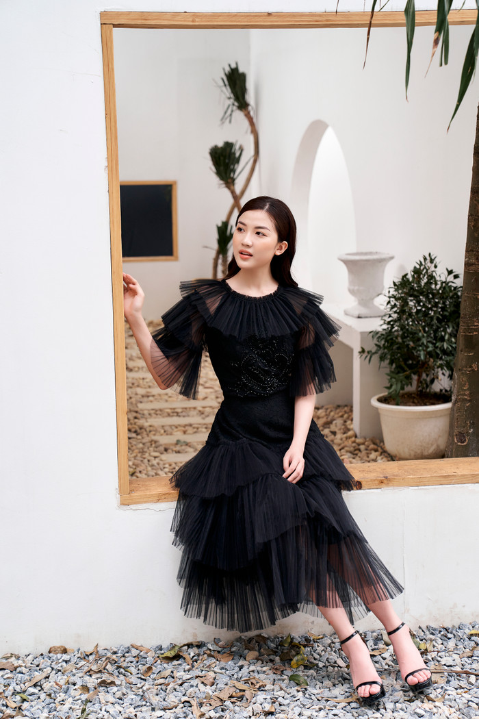 Mẫu váy đen xếp tầng mang lại vẻ yểu điệu cho Lương Thanh