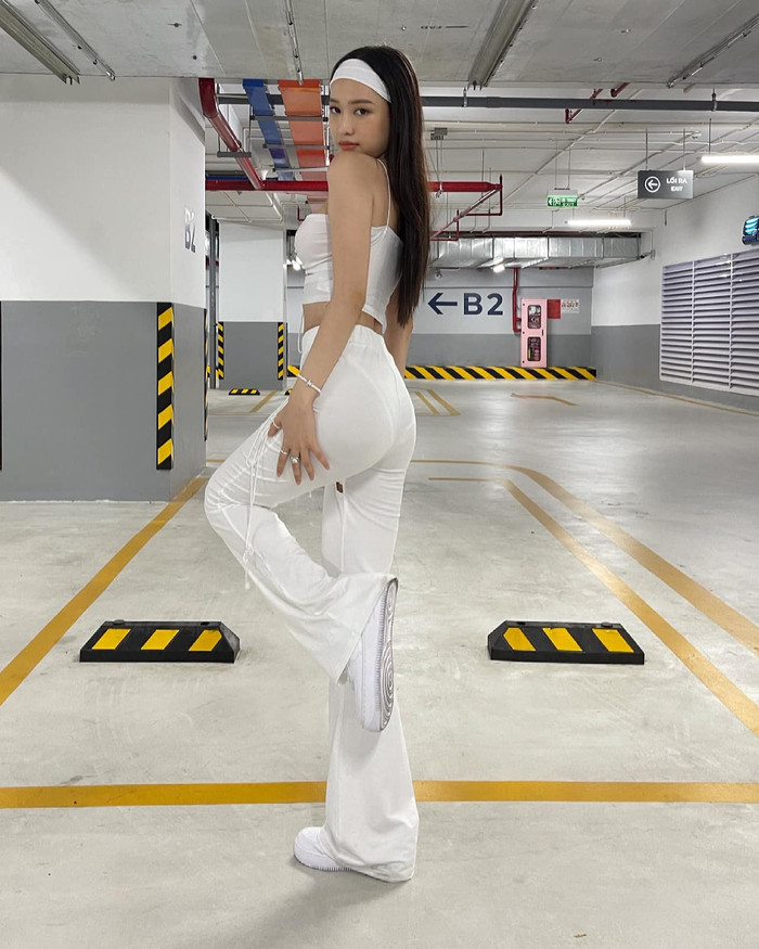 Không những thế, những thiết kế quần mỏng, gần như để lộ cả vết nội y phía trong cũng được người đẹp ưu ái. 