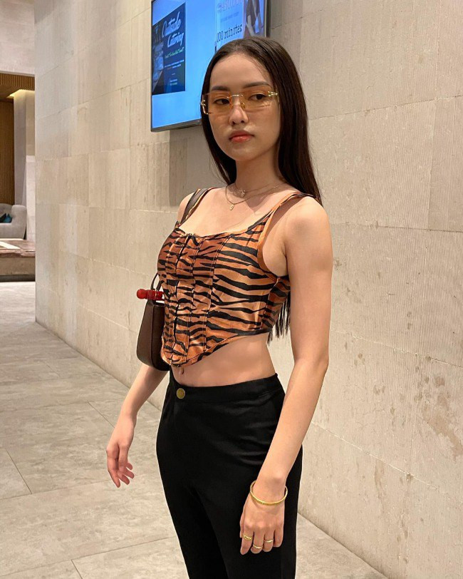 Túi cặp nách, croptop da báo là những item ưa thích của cô nàng trong thời gian này. 
