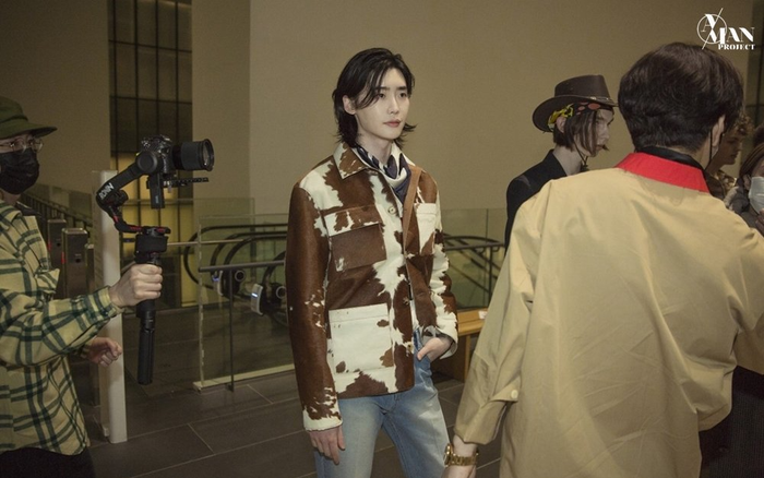 Lee Jong Suk 'đốn tim' người hâm mộ tại Tuần lễ thời trang Seoul 2021 Ảnh 2