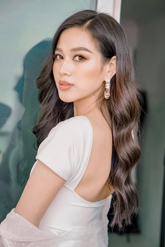 Loạt ảnh vừa được nàng Hậu đăng lên trang cá nhân, khoe make-up trong veo, đẹp đến ngẩn ngơ. 