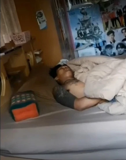 Đang đi cướp mà lại quá buồn ngủ, tên trộm chuồn vào phòng con gái chủ nhà để 'chợp mắt' thì bị bắt.