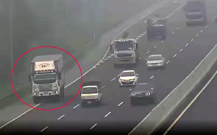 Bất chấp sương mù dày đặc, tài xế xe tải vẫn liều lĩnh đi lùi trên cao tốc Hà Nội - Hải Phòng Ảnh 2