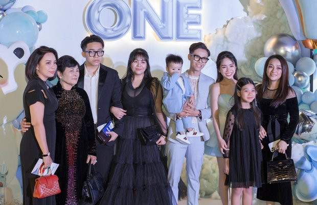 Susie mặc váy đen, ở giữa chụp cùng Tít và gia đình chị Joyce