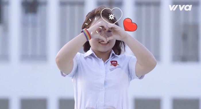 Cô bạn thể hiện tình yêu đối với ba một cách vô cùng đáng yêu