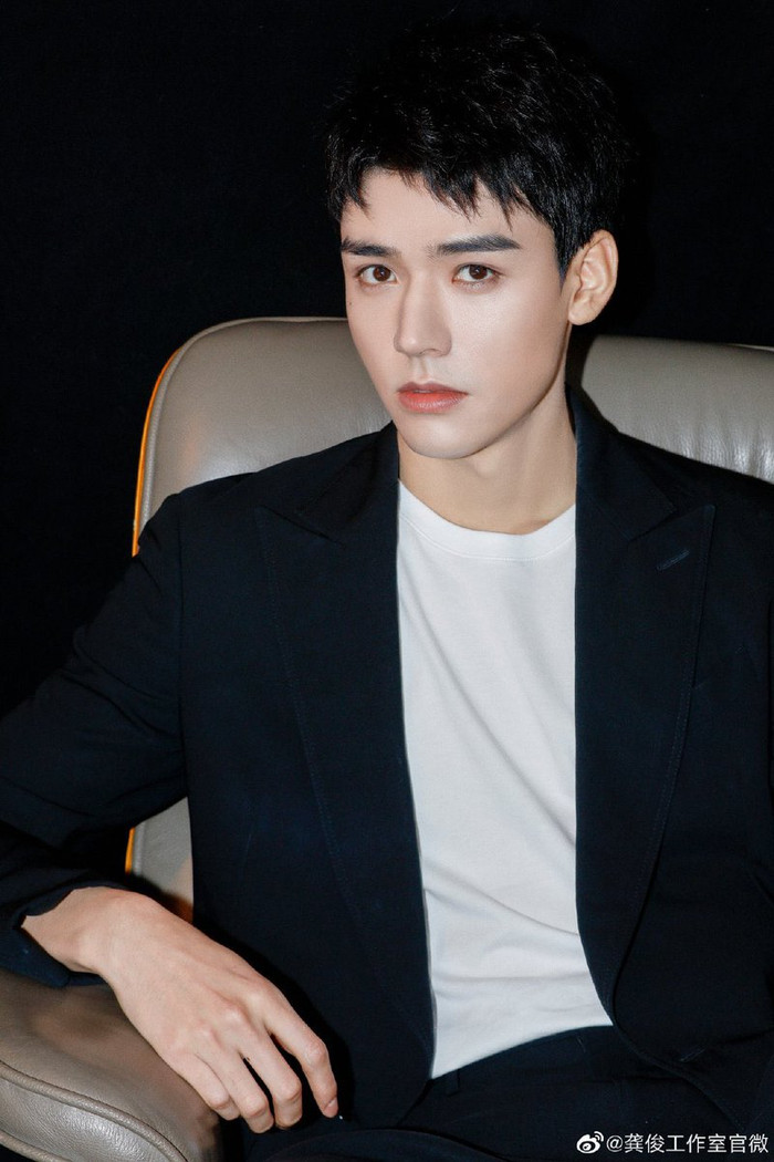 Cùng nổi tiếng nhờ Sơn hà lệnh, Cung Tuấn và Trương Triết Hạn - Ai mới là người hút fan hơn? Ảnh 10