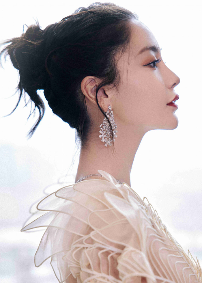 Mái tóc đen được búi cao cùng lối makeup sắc sảo bắt mắt 