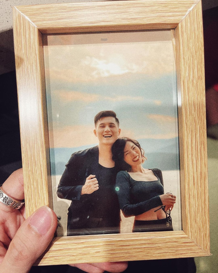 Khoảnh khắc cặp đôi cười rạng rỡ được đặt trang trọng trong một chiếc khung ảnh minh chứng cho sự thăng hoa và hạnh phúc trong tình yêu. 