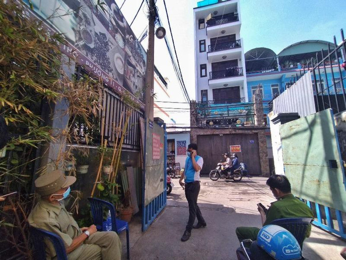 Lực lượng chức năng phong tỏa hẻm 102 Lê Văn Thọ phường 9, quận Gò Vấp. Ảnh: Nguyệt Nhi/PLO