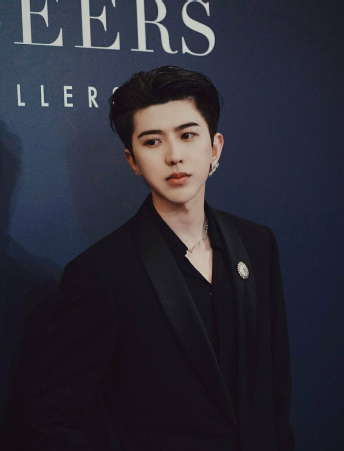 Đi ăn tối 'sương sương', Thái Từ Khôn khiến fan xuýt xoa mang hẳn một 'căn biệt thự nhỏ' trên cổ