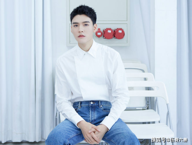 Ảnh chụp tạp chí chưa qua chỉnh sửa của Cung Tuấn vô tình bị lộ: Da tối màu, mặt bóng dầu lộ mụn Ảnh 6