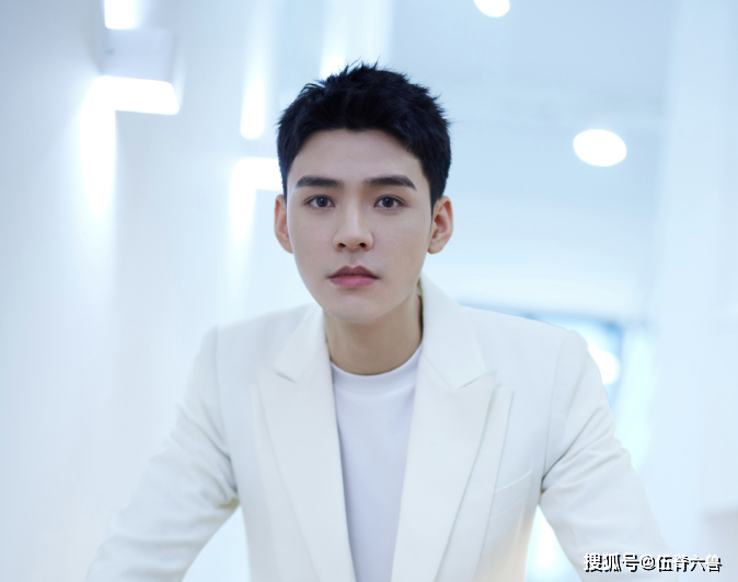 Ảnh chụp tạp chí chưa qua chỉnh sửa của Cung Tuấn vô tình bị lộ: Da tối màu, mặt bóng dầu lộ mụn Ảnh 4